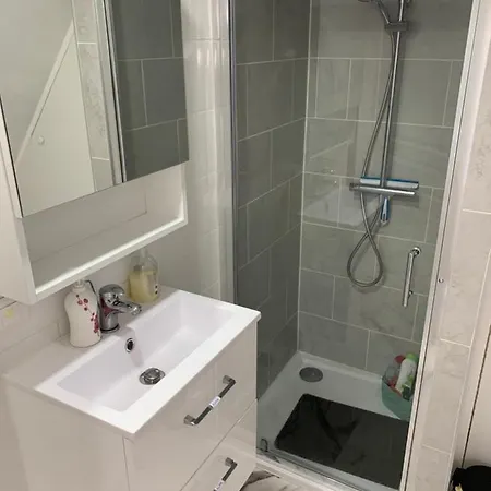 Rustique Avec Double Lit Et Sa Salle De Bain Privee Urbes